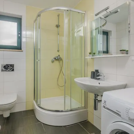 Navis Near The Sea Vantacici