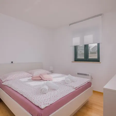 Navis Near The Sea Vantacici