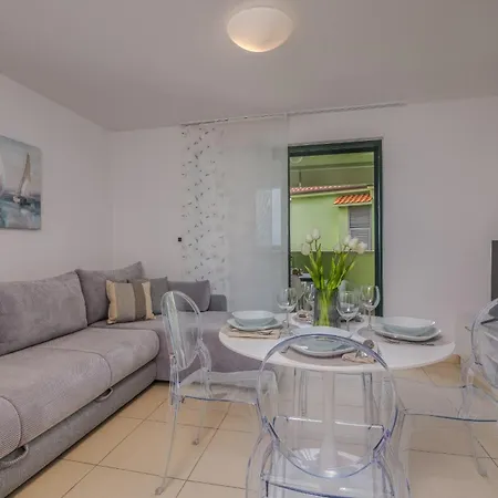 Apartment Navis Near The Sea