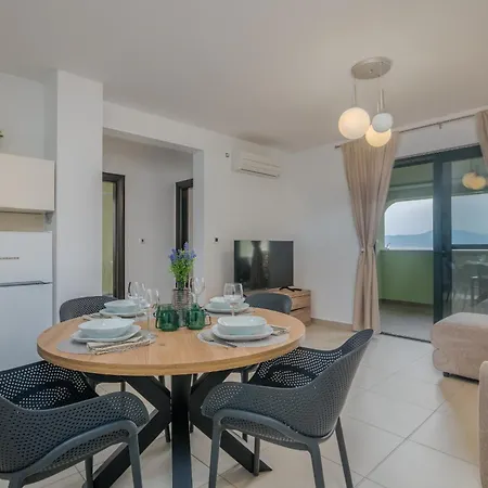 Apartment Navis Near The Sea