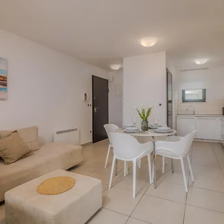 Apartment Navis Near The Sea Vantacici