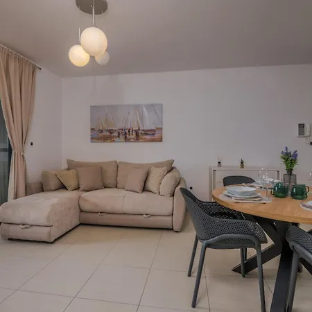 Apartment Navis Near The Sea