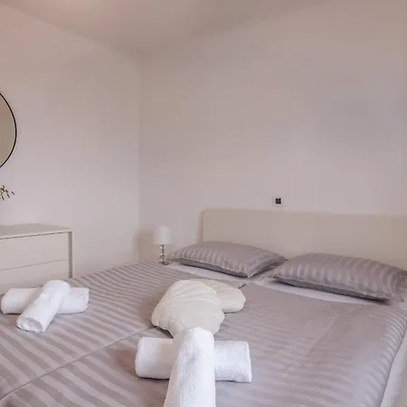 Navis Near The Sea Vantacici