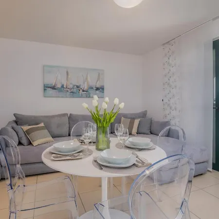 Apartment Navis Near The Sea *