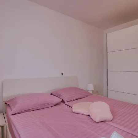 Apartment Navis Near The Sea